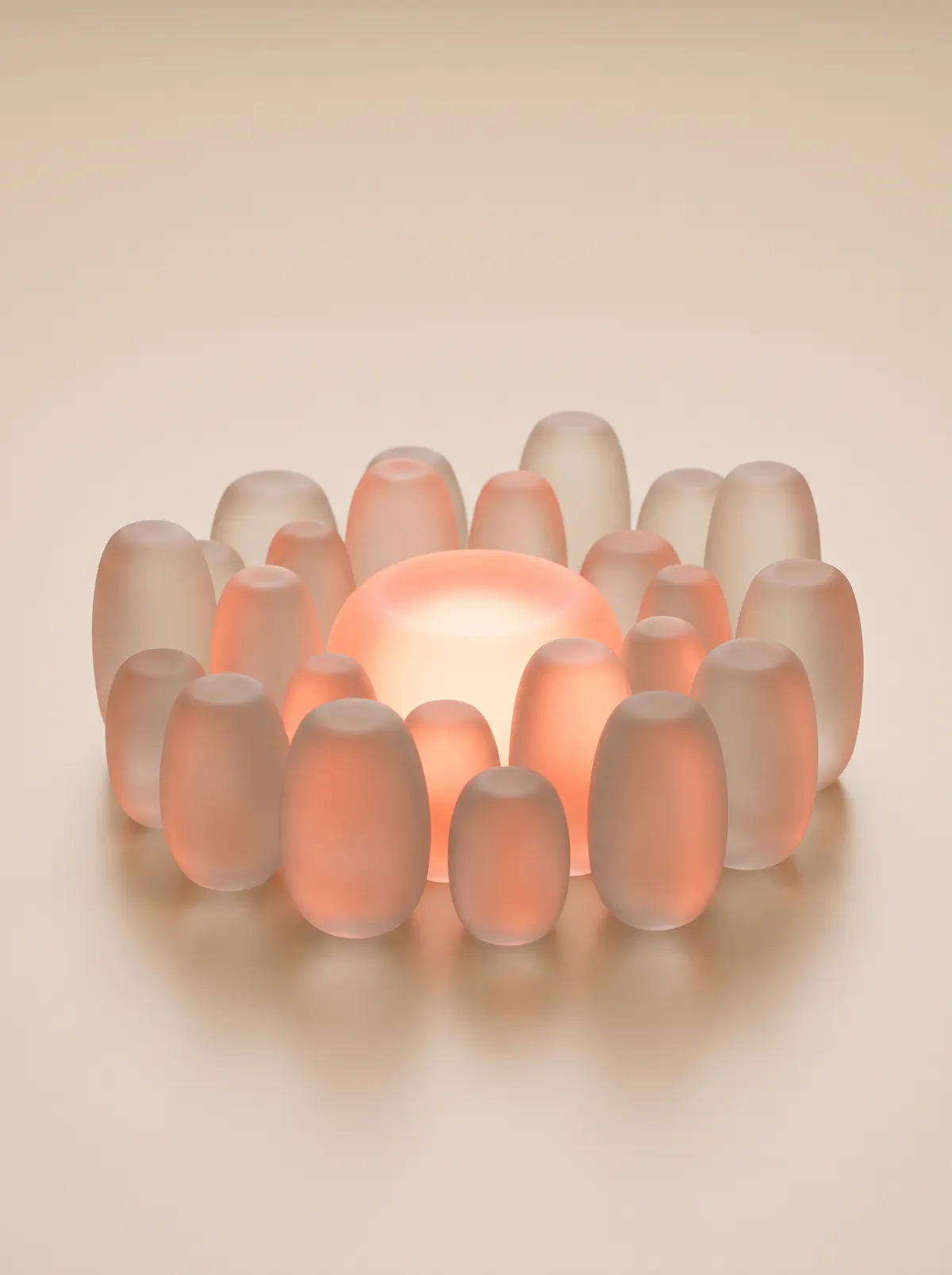 Kring van glazen vormen rond een warm gloeiende kern
